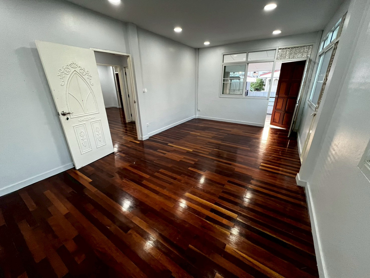 For RentHouseNonthaburi, Bang Yai, Bangbuathong : 5bedroom house, 91 sq.wa., near the BTS and Nonthaburi Government Center. Suitable for company registration.