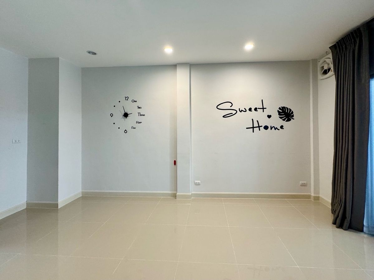 ขายทาวน์โฮมปทุมธานี รังสิต ธรรมศาสตร์ : ขาย ทาวน์โฮม 2 ชั้น หมู่บ้าน  V compound Tiwanon-Rangsit เจ้าของอยู่เองไม่เคยปล่อยเช่า เดินทางสะดวกใกล้ทางพิเศษศรีรัช ใกล้รถไฟฟ้าสายสีแดง