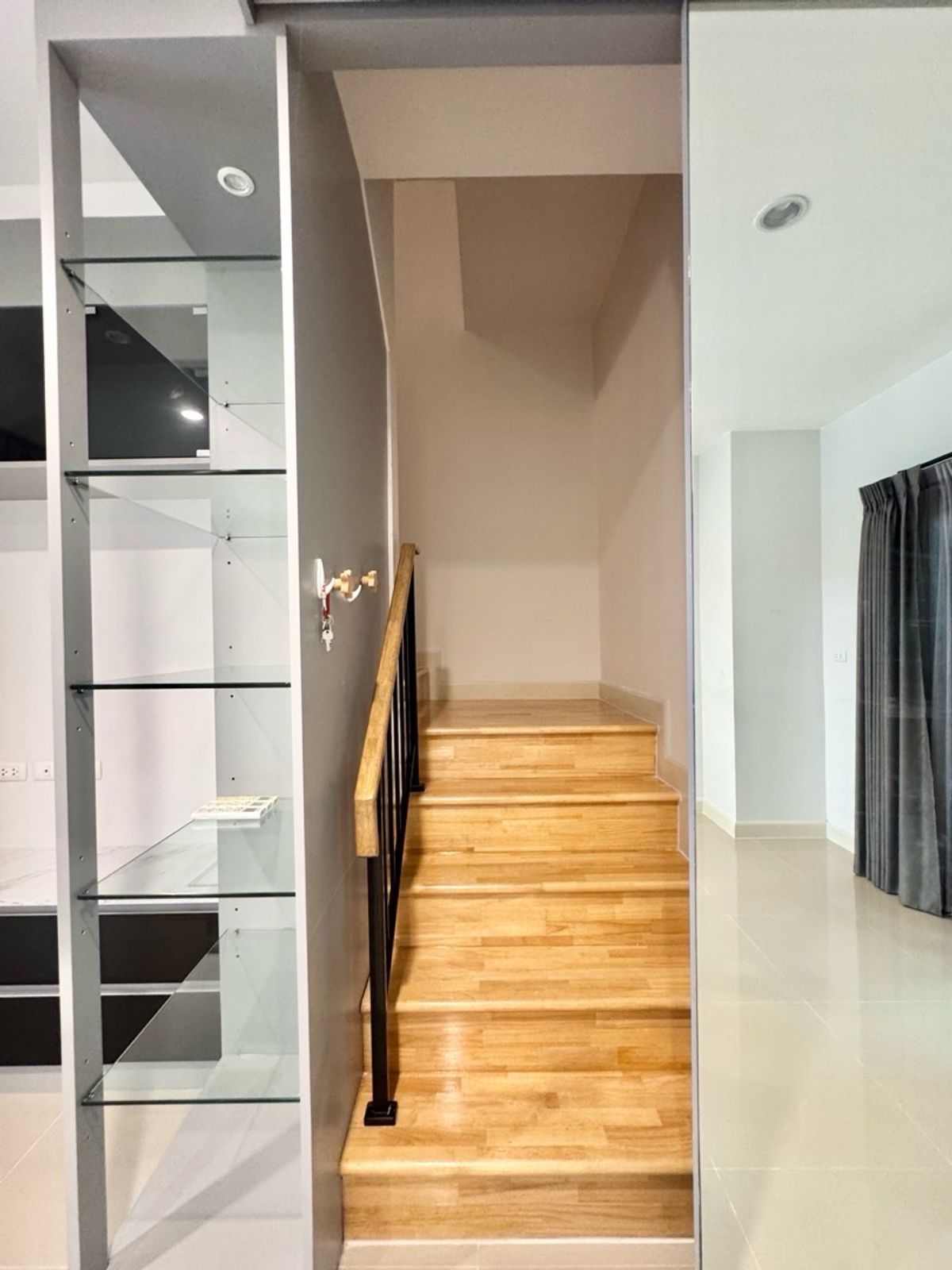 ขายทาวน์โฮมปทุมธานี รังสิต ธรรมศาสตร์ : ขาย ทาวน์โฮม 2 ชั้น หมู่บ้าน  V compound Tiwanon-Rangsit เจ้าของอยู่เองไม่เคยปล่อยเช่า เดินทางสะดวกใกล้ทางพิเศษศรีรัช ใกล้รถไฟฟ้าสายสีแดง