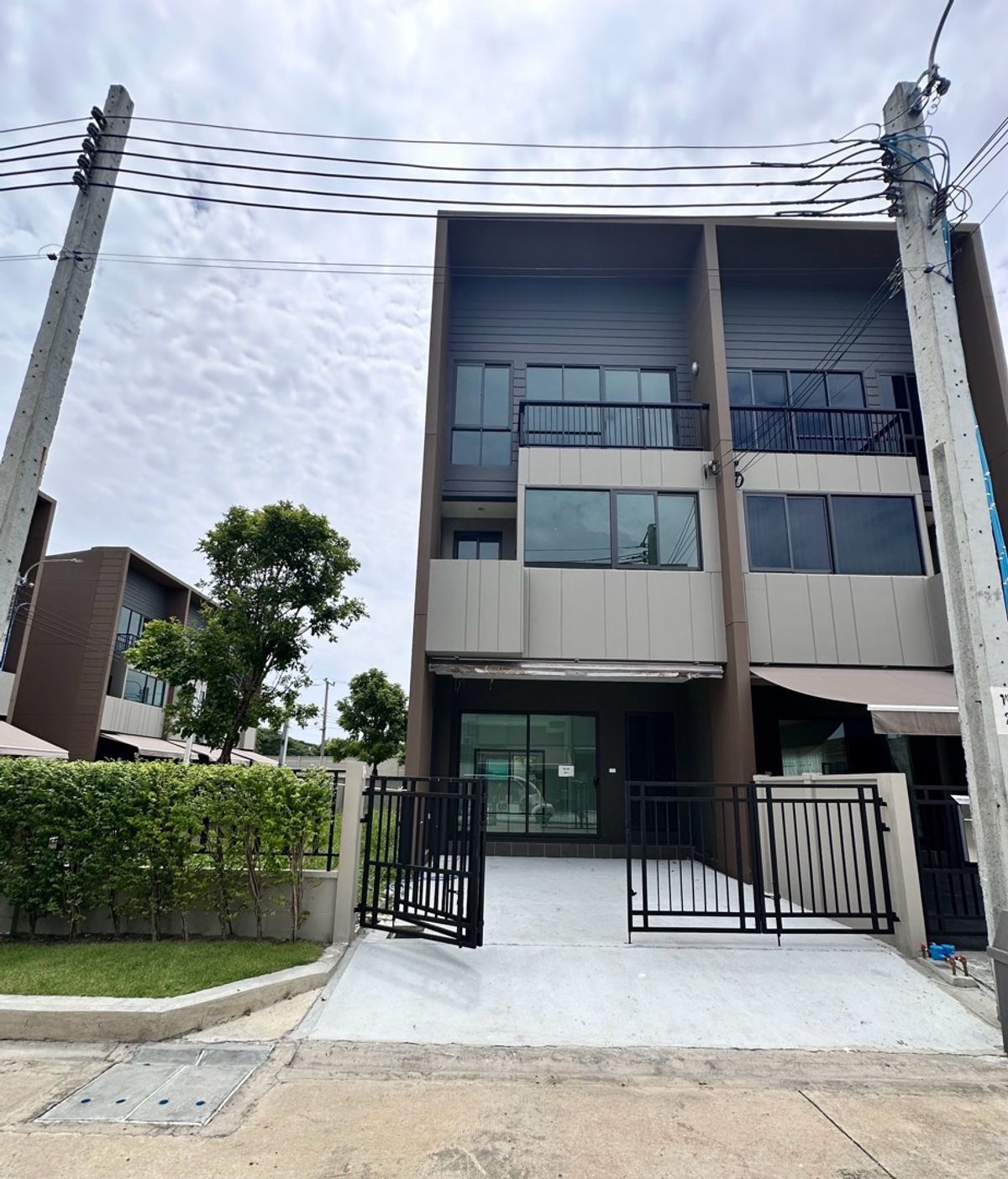ขายทาวน์โฮมบางนา แบริ่ง ลาซาล : 🏡 ขายบ้านหลังมุม ที่ดินใหญ่ เหลือกี่หลัง ก่อนปิดโครงการ ใกล้เมกา บางนาสุดๆ