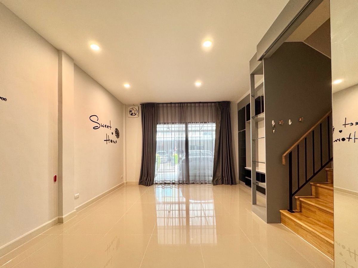 ขายทาวน์โฮมปทุมธานี รังสิต ธรรมศาสตร์ : ขาย ทาวน์โฮม 2 ชั้น หมู่บ้าน  V compound Tiwanon-Rangsit เจ้าของอยู่เองไม่เคยปล่อยเช่า เดินทางสะดวกใกล้ทางพิเศษศรีรัช ใกล้รถไฟฟ้าสายสีแดง