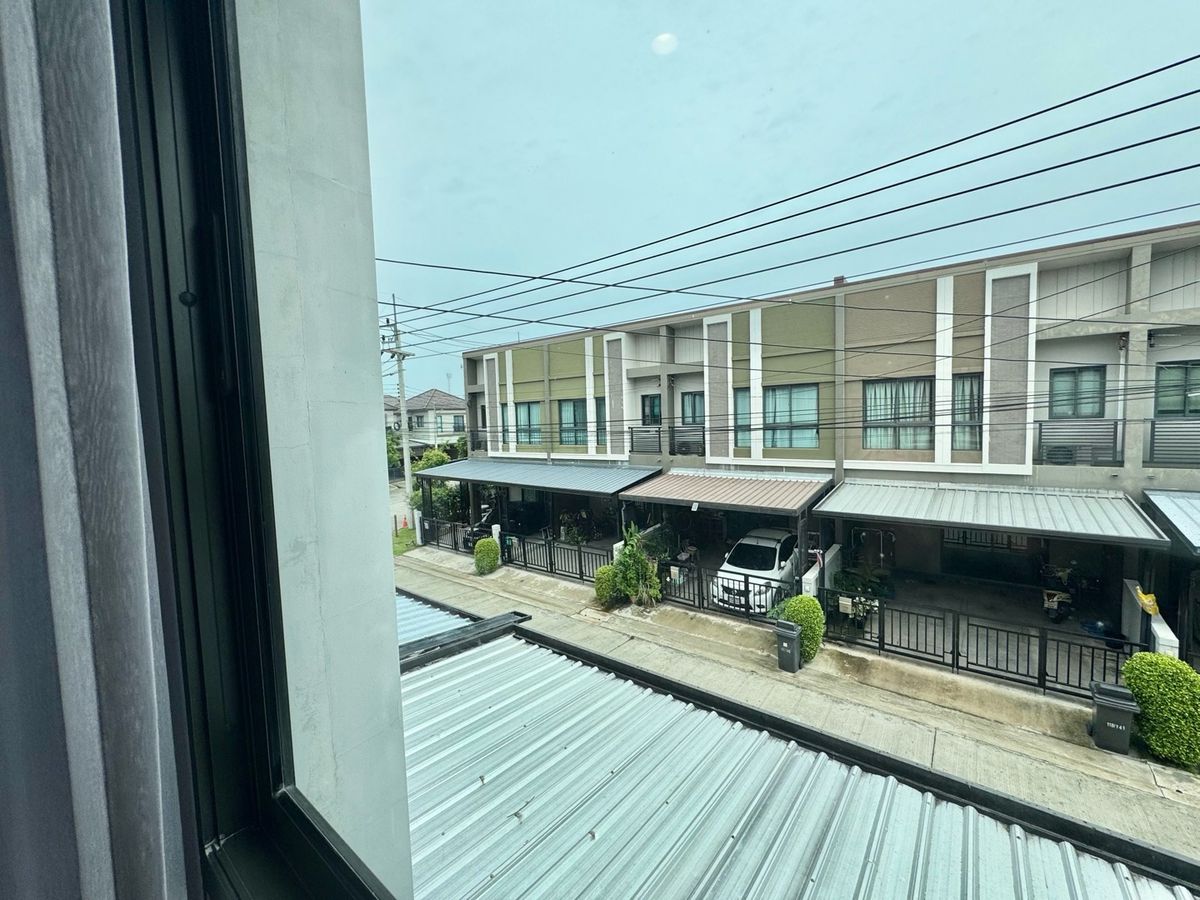 ขายทาวน์โฮมปทุมธานี รังสิต ธรรมศาสตร์ : ขาย ทาวน์โฮม 2 ชั้น หมู่บ้าน  V compound Tiwanon-Rangsit เจ้าของอยู่เองไม่เคยปล่อยเช่า เดินทางสะดวกใกล้ทางพิเศษศรีรัช ใกล้รถไฟฟ้าสายสีแดง