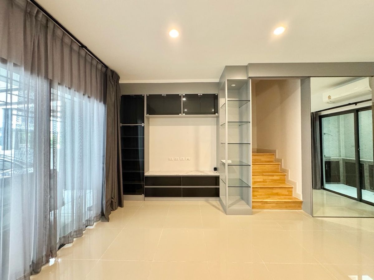 ขายทาวน์โฮมปทุมธานี รังสิต ธรรมศาสตร์ : ขาย ทาวน์โฮม 2 ชั้น หมู่บ้าน  V compound Tiwanon-Rangsit เจ้าของอยู่เองไม่เคยปล่อยเช่า เดินทางสะดวกใกล้ทางพิเศษศรีรัช ใกล้รถไฟฟ้าสายสีแดง