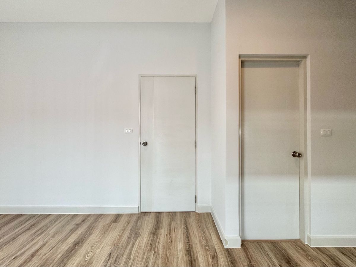 ขายทาวน์โฮมปทุมธานี รังสิต ธรรมศาสตร์ : ขาย ทาวน์โฮม 2 ชั้น หมู่บ้าน  V compound Tiwanon-Rangsit เจ้าของอยู่เองไม่เคยปล่อยเช่า เดินทางสะดวกใกล้ทางพิเศษศรีรัช ใกล้รถไฟฟ้าสายสีแดง