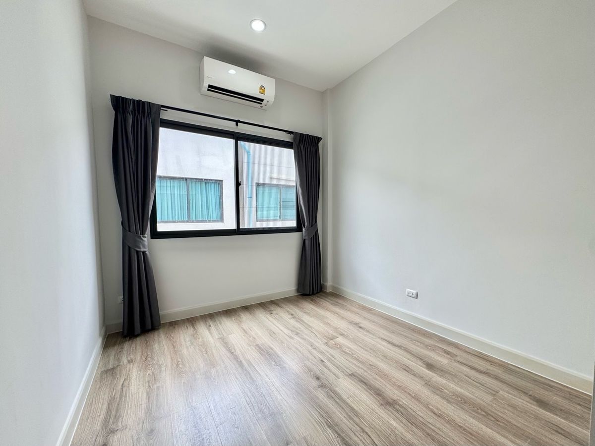 ขายทาวน์โฮมปทุมธานี รังสิต ธรรมศาสตร์ : ขาย ทาวน์โฮม 2 ชั้น หมู่บ้าน  V compound Tiwanon-Rangsit เจ้าของอยู่เองไม่เคยปล่อยเช่า เดินทางสะดวกใกล้ทางพิเศษศรีรัช ใกล้รถไฟฟ้าสายสีแดง