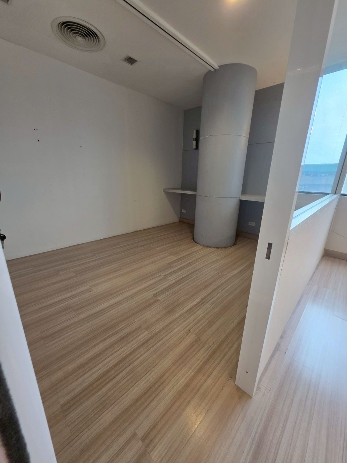 For RentOfficeVipawadee, Don Mueang, Lak Si :  Office for rent, juthamard Building, prime location, next to the main Vibhavadi Rangsit Road.