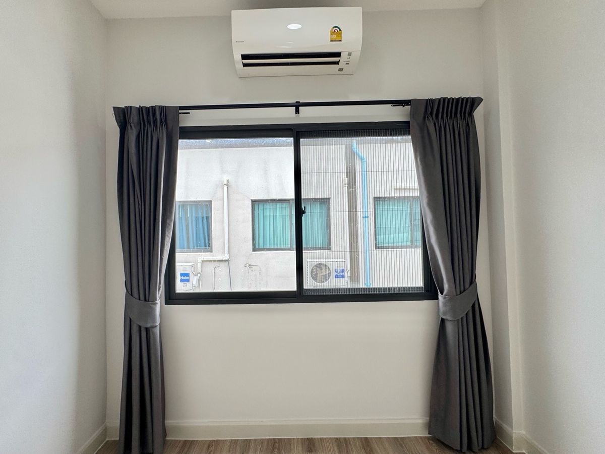 ขายทาวน์โฮมปทุมธานี รังสิต ธรรมศาสตร์ : ขาย ทาวน์โฮม 2 ชั้น หมู่บ้าน  V compound Tiwanon-Rangsit เจ้าของอยู่เองไม่เคยปล่อยเช่า เดินทางสะดวกใกล้ทางพิเศษศรีรัช ใกล้รถไฟฟ้าสายสีแดง