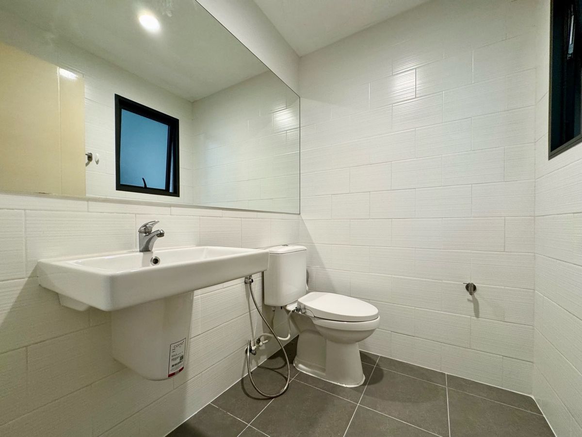 ขายทาวน์โฮมปทุมธานี รังสิต ธรรมศาสตร์ : ขาย ทาวน์โฮม 2 ชั้น หมู่บ้าน  V compound Tiwanon-Rangsit เจ้าของอยู่เองไม่เคยปล่อยเช่า เดินทางสะดวกใกล้ทางพิเศษศรีรัช ใกล้รถไฟฟ้าสายสีแดง