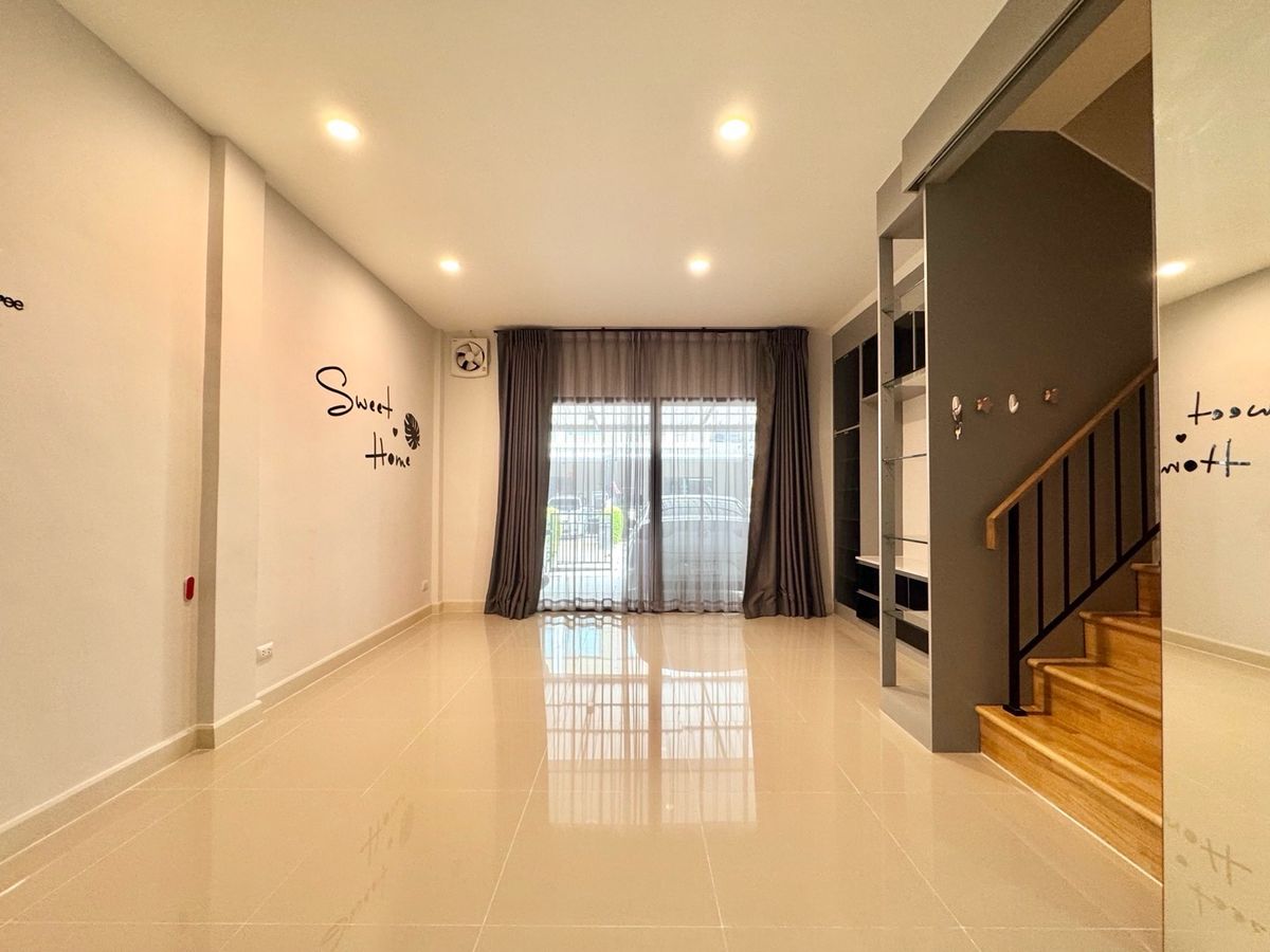 ขายทาวน์โฮมปทุมธานี รังสิต ธรรมศาสตร์ : ขาย ทาวน์โฮม 2 ชั้น หมู่บ้าน  V compound Tiwanon-Rangsit เจ้าของอยู่เองไม่เคยปล่อยเช่า เดินทางสะดวกใกล้ทางพิเศษศรีรัช ใกล้รถไฟฟ้าสายสีแดง