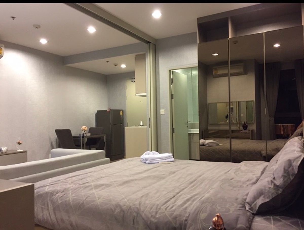 For RentCondoRatchathewi,Phayathai : Ideo Q Ratchathewi【𝐑𝐄𝐍𝐓】🔥 Fashionistas must love this room, it's chic, bright and has a great design🔥  Contact Line ID: @hacondo