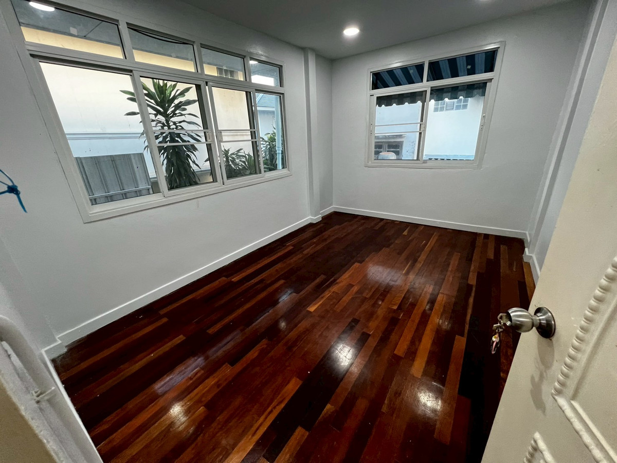 For RentHouseNonthaburi, Bang Yai, Bangbuathong : 5bedroom house, 91 sq.wa., near the BTS and Nonthaburi Government Center. Suitable for company registration.