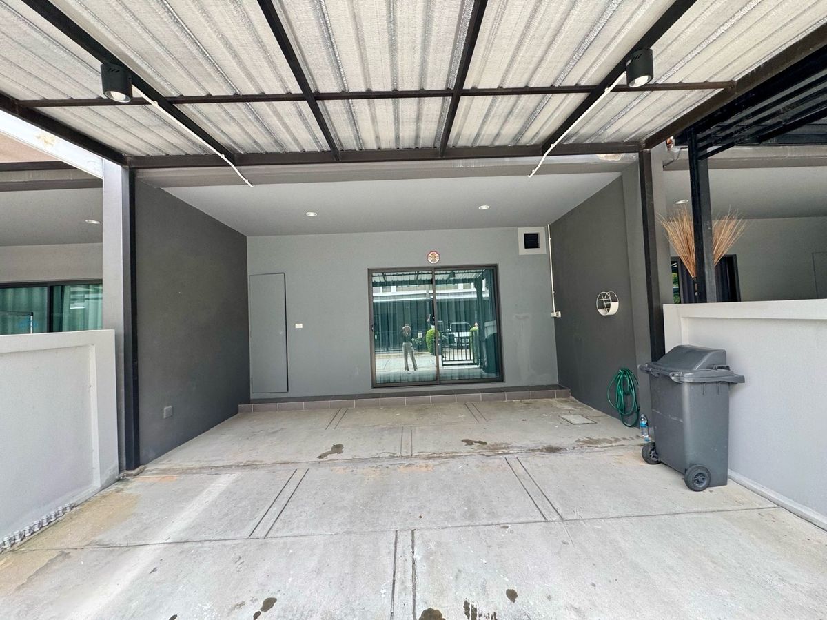 ขายทาวน์โฮมปทุมธานี รังสิต ธรรมศาสตร์ : ขาย ทาวน์โฮม 2 ชั้น หมู่บ้าน  V compound Tiwanon-Rangsit เจ้าของอยู่เองไม่เคยปล่อยเช่า เดินทางสะดวกใกล้ทางพิเศษศรีรัช ใกล้รถไฟฟ้าสายสีแดง