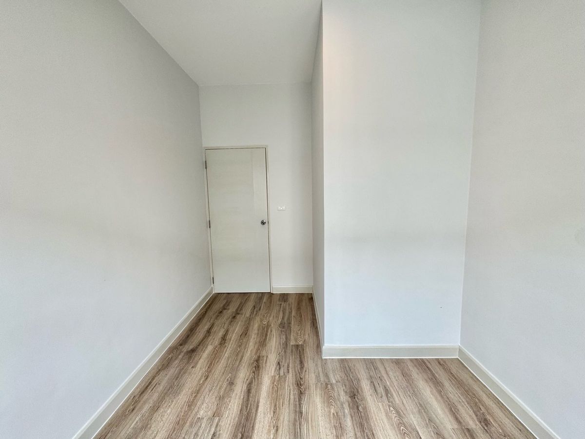 ขายทาวน์โฮมปทุมธานี รังสิต ธรรมศาสตร์ : ขาย ทาวน์โฮม 2 ชั้น หมู่บ้าน  V compound Tiwanon-Rangsit เจ้าของอยู่เองไม่เคยปล่อยเช่า เดินทางสะดวกใกล้ทางพิเศษศรีรัช ใกล้รถไฟฟ้าสายสีแดง