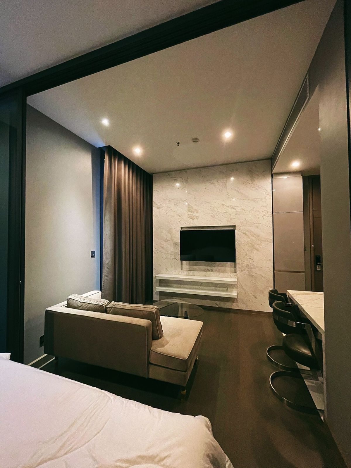 ให้เช่าคอนโดพระราม 9 เพชรบุรีตัดใหม่ RCA : For Rent Condo The Esse  at Singha Complex fully furnished (S05-2743)