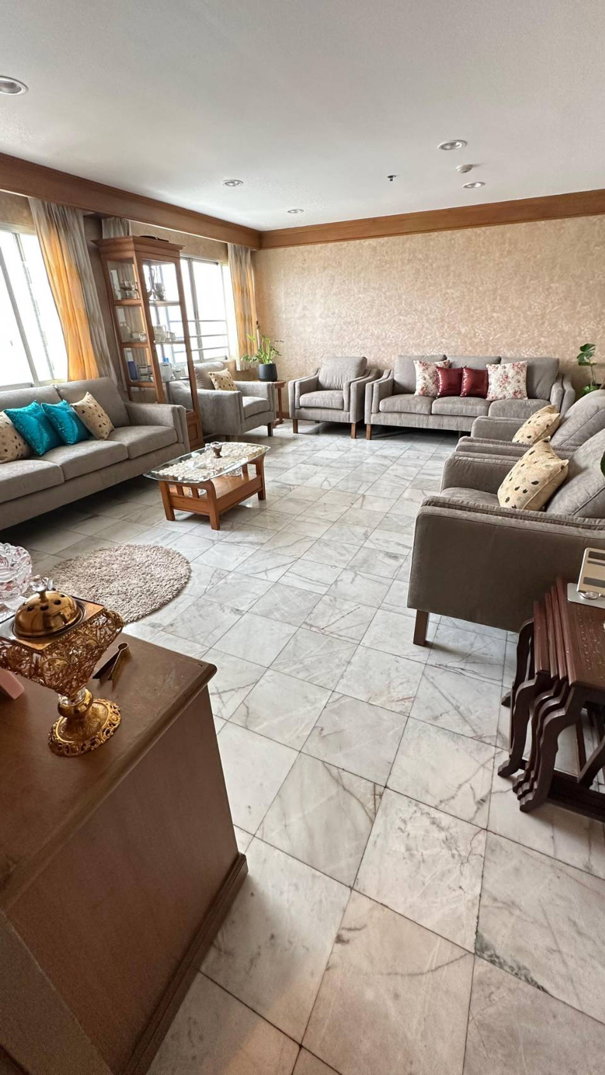 ให้เช่าคอนโดวิทยุ ชิดลม หลังสวน : - 2 ห้องนอน 2 ห้องน้ำ 1ห้องนั่งเล่น (เฟอร์นิเจอร์ครบ)
- ห้องขนาด 111.85 ตร.ม. 
- สัญญาขั้นต่ำ 6 เดือนขึ้นไป 
- มัดจำ 2 เดือน ล่วงหน้า 1 เดือน  
- ค่าเช่า 35,000 บาท/เดือน  ต่อรองได้
- ใกล้ห้างเซ็นทรัลเอ็มบาสซี่ , BTS เพลินจิต 850 เมตร