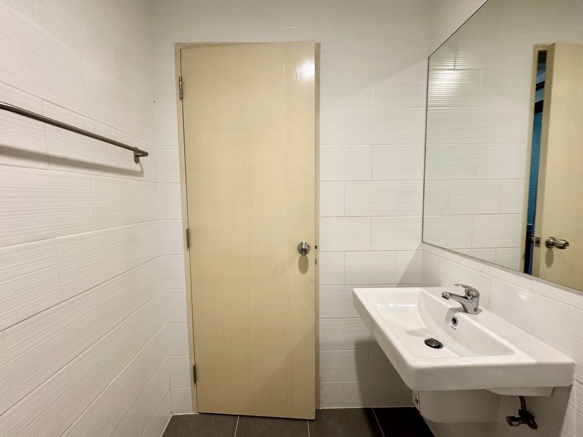 ขายทาวน์โฮมปทุมธานี รังสิต ธรรมศาสตร์ : ขาย ทาวน์โฮม 2 ชั้น หมู่บ้าน  V compound Tiwanon-Rangsit เจ้าของอยู่เองไม่เคยปล่อยเช่า เดินทางสะดวกใกล้ทางพิเศษศรีรัช ใกล้รถไฟฟ้าสายสีแดง