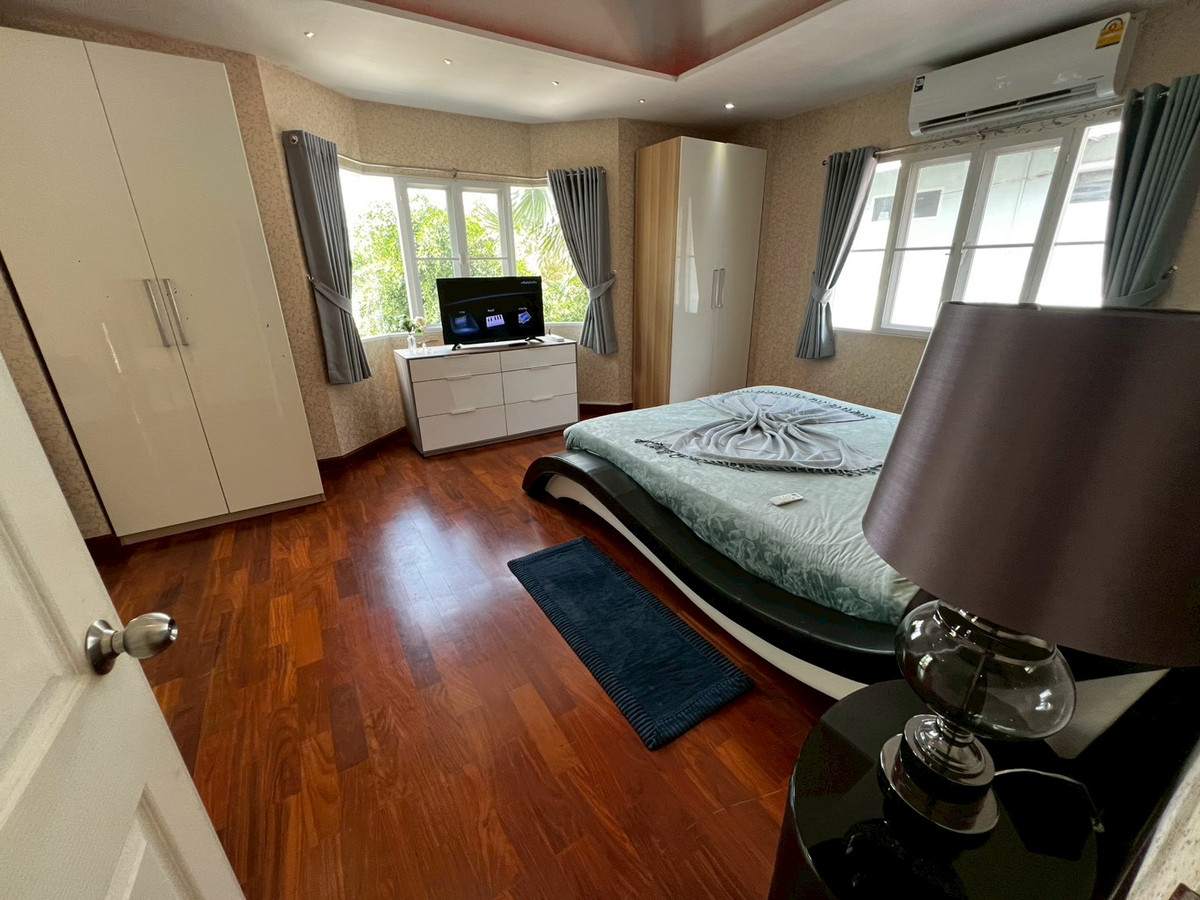 For RentHouseNonthaburi, Bang Yai, Bangbuathong : house 130 sq.wah, opposite Denla British (DBS), 4 bedrooms, 4 bathrooms, maid's room, fully furnished.