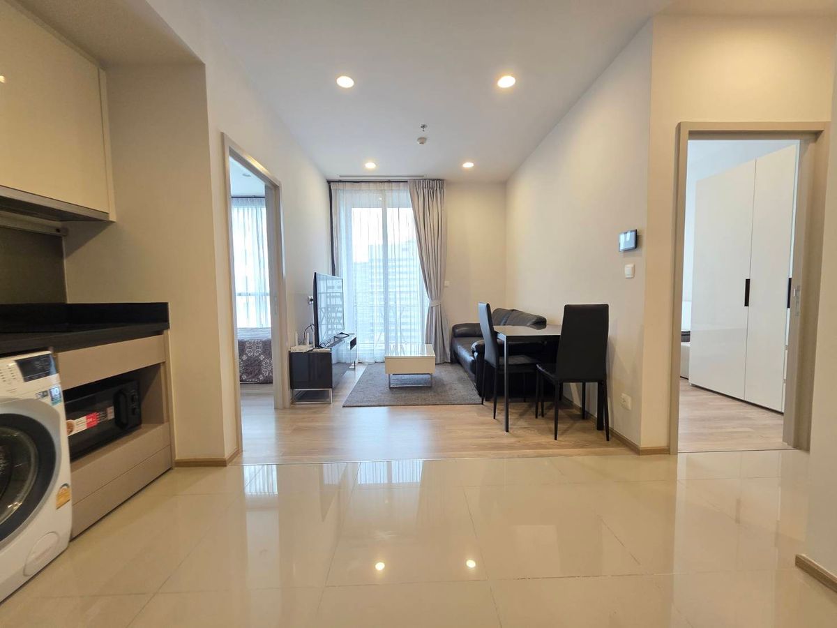 ให้เช่าคอนโดสุขุมวิท อโศก ทองหล่อ : “Oka Haus Sukhumvit 36 – คอนโดวิวแม่น้ำใจกลางสุขุมวิท เดินทางสะดวก ใกล้ BTS ทองหล่อ & MRT คลองเตย ฟังก์ชันลงตัว พื้นที่ส่วนกลางอลังการ พร้อม Sky Lounge และ Sky Pool ตอบโจทย์คนเมืองที่ต้องการความเงียบสงบแต่ไม่ไกลความสะดวก”