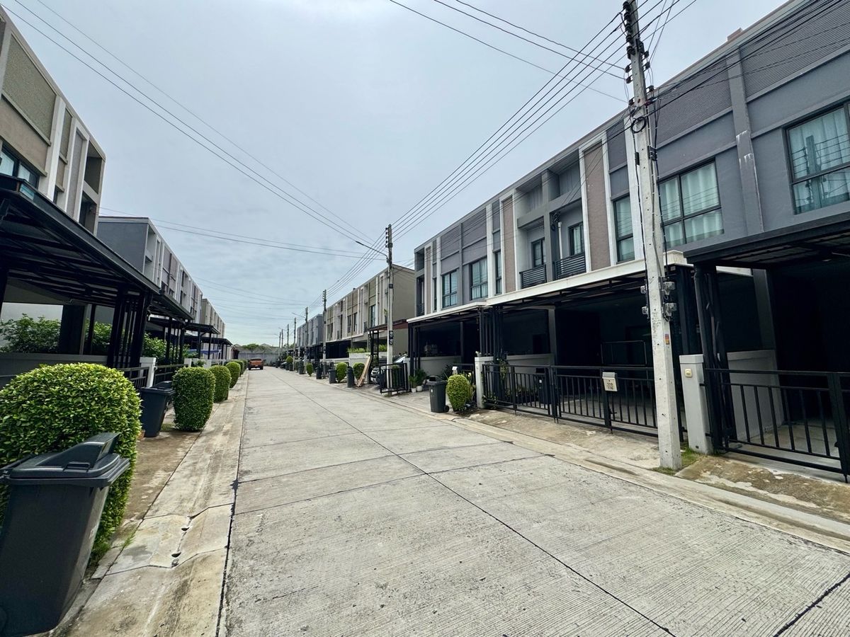 ขายทาวน์โฮมปทุมธานี รังสิต ธรรมศาสตร์ : ขาย ทาวน์โฮม 2 ชั้น หมู่บ้าน  V compound Tiwanon-Rangsit เจ้าของอยู่เองไม่เคยปล่อยเช่า เดินทางสะดวกใกล้ทางพิเศษศรีรัช ใกล้รถไฟฟ้าสายสีแดง