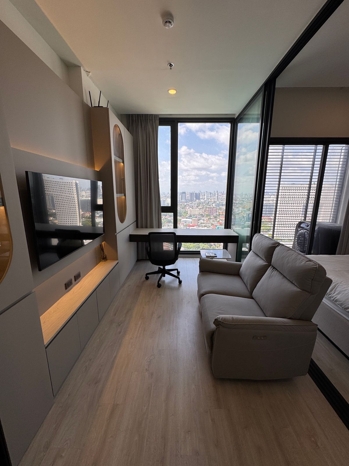 ให้เช่าคอนโดเกษตรศาสตร์ รัชโยธิน : Mazarine Ratchayothin | FOR RENT!!! 34th Floor. High-End Furniture/Home Appliances (Fully Furnished). Ready to Move In!!!