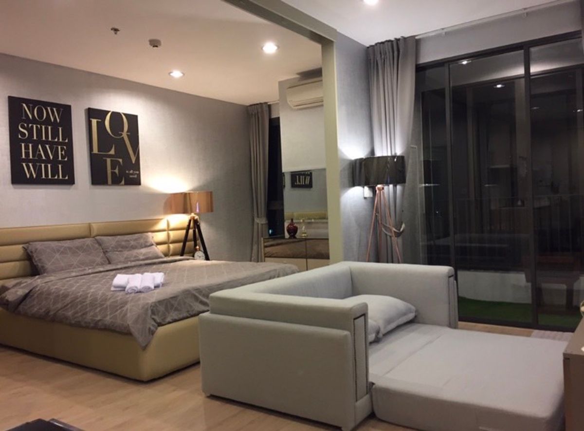 For RentCondoRatchathewi,Phayathai : Ideo Q Ratchathewi【𝐑𝐄𝐍𝐓】🔥 Fashionistas must love this room, it's chic, bright and has a great design🔥  Contact Line ID: @hacondo