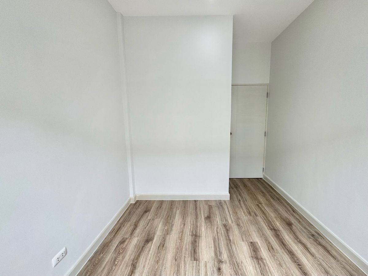 ขายทาวน์โฮมปทุมธานี รังสิต ธรรมศาสตร์ : ขาย ทาวน์โฮม 2 ชั้น หมู่บ้าน  V compound Tiwanon-Rangsit เจ้าของอยู่เองไม่เคยปล่อยเช่า เดินทางสะดวกใกล้ทางพิเศษศรีรัช ใกล้รถไฟฟ้าสายสีแดง