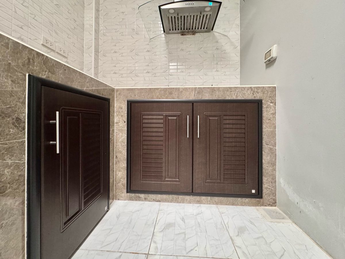 ขายทาวน์โฮมปทุมธานี รังสิต ธรรมศาสตร์ : ขาย ทาวน์โฮม 2 ชั้น หมู่บ้าน  V compound Tiwanon-Rangsit เจ้าของอยู่เองไม่เคยปล่อยเช่า เดินทางสะดวกใกล้ทางพิเศษศรีรัช ใกล้รถไฟฟ้าสายสีแดง