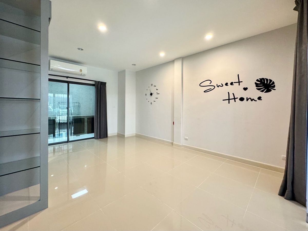 ขายทาวน์โฮมปทุมธานี รังสิต ธรรมศาสตร์ : ขาย ทาวน์โฮม 2 ชั้น หมู่บ้าน  V compound Tiwanon-Rangsit เจ้าของอยู่เองไม่เคยปล่อยเช่า เดินทางสะดวกใกล้ทางพิเศษศรีรัช ใกล้รถไฟฟ้าสายสีแดง