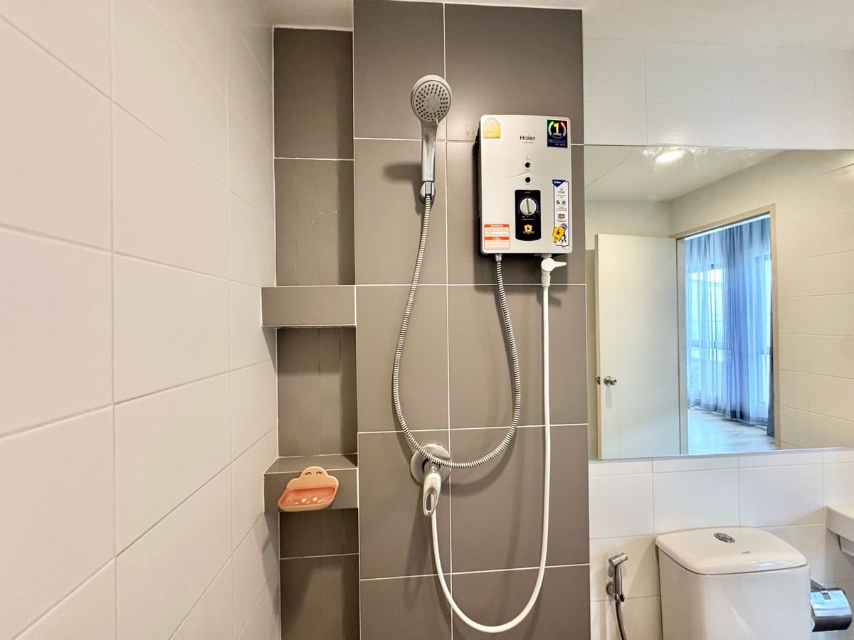 ขายทาวน์โฮมปทุมธานี รังสิต ธรรมศาสตร์ : ขาย ทาวน์โฮม 2 ชั้น หมู่บ้าน  V compound Tiwanon-Rangsit เจ้าของอยู่เองไม่เคยปล่อยเช่า เดินทางสะดวกใกล้ทางพิเศษศรีรัช ใกล้รถไฟฟ้าสายสีแดง