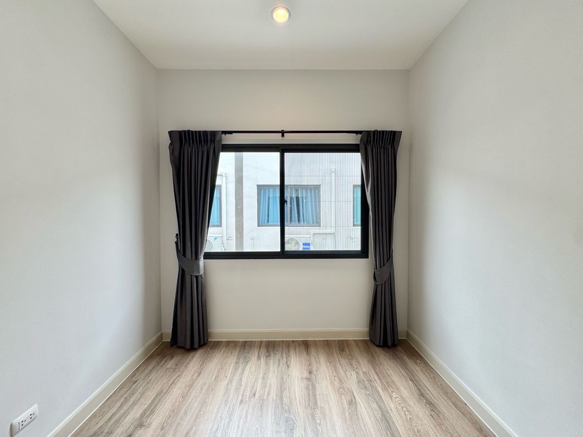 ขายทาวน์โฮมปทุมธานี รังสิต ธรรมศาสตร์ : ขาย ทาวน์โฮม 2 ชั้น หมู่บ้าน  V compound Tiwanon-Rangsit เจ้าของอยู่เองไม่เคยปล่อยเช่า เดินทางสะดวกใกล้ทางพิเศษศรีรัช ใกล้รถไฟฟ้าสายสีแดง