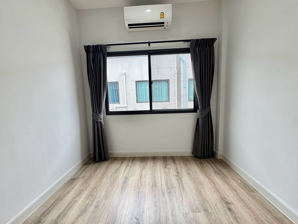 ขายทาวน์โฮมปทุมธานี รังสิต ธรรมศาสตร์ : ขาย ทาวน์โฮม 2 ชั้น หมู่บ้าน  V compound Tiwanon-Rangsit เจ้าของอยู่เองไม่เคยปล่อยเช่า เดินทางสะดวกใกล้ทางพิเศษศรีรัช ใกล้รถไฟฟ้าสายสีแดง