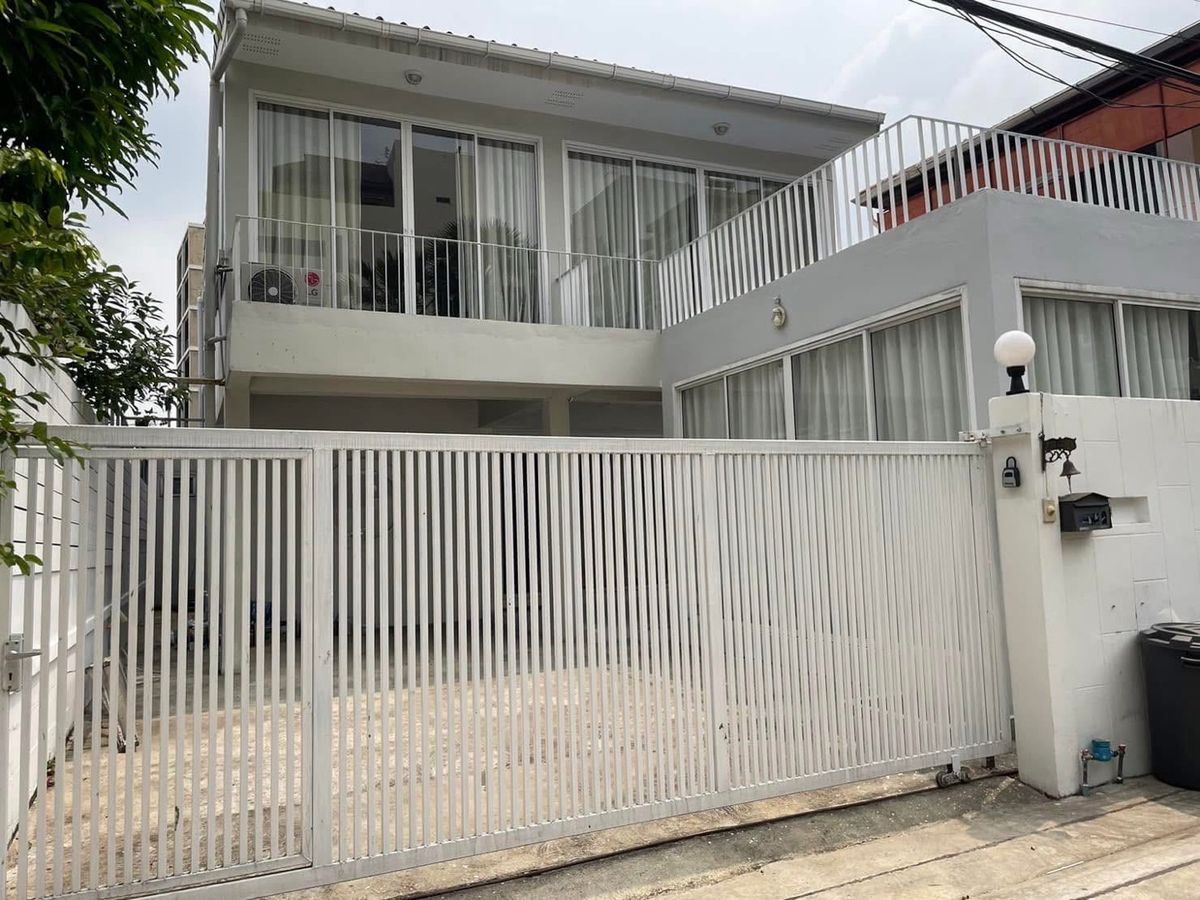 ให้เช่าบ้านรัชดา ห้วยขวาง : ปล่อยเช่า บ้านเดี่ยว 2 ชั้น ซอยรัชดาภิเษก 20 ใกล้ รถไฟฟ้า MRT สุทธิสาร 900 เมตร เดินทางสะดวก จอดรถยนต์ได้ 2 คัน เลี้ยงสัตว์ตัวเล็กได้