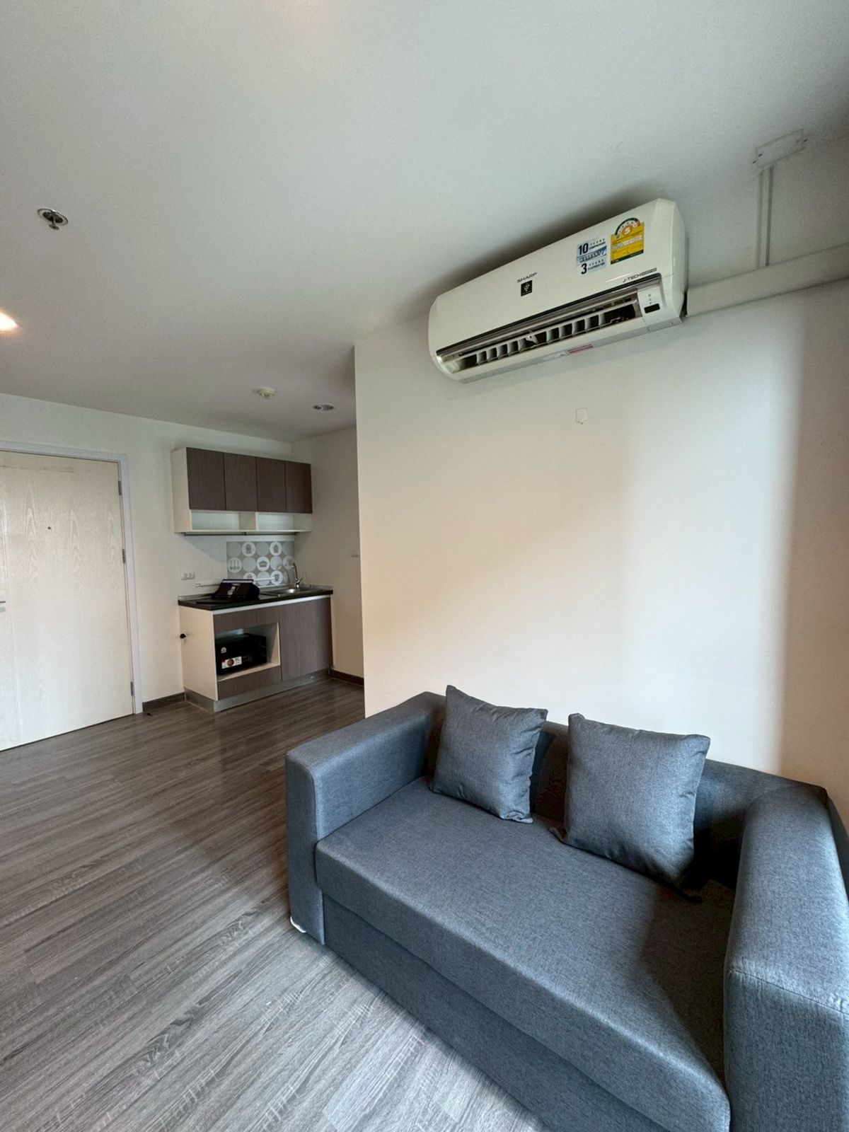 ให้เช่าคอนโดสมุทรปราการ สำโรง : ห้องใหม่ ให้เช่า The Trust Condo @ BTS Erawan ติดรถไฟฟ้าเอราวัณ พร้อมเฟอร์นิเจอร์ และเครื่องใช้ไฟฟ้าครบ