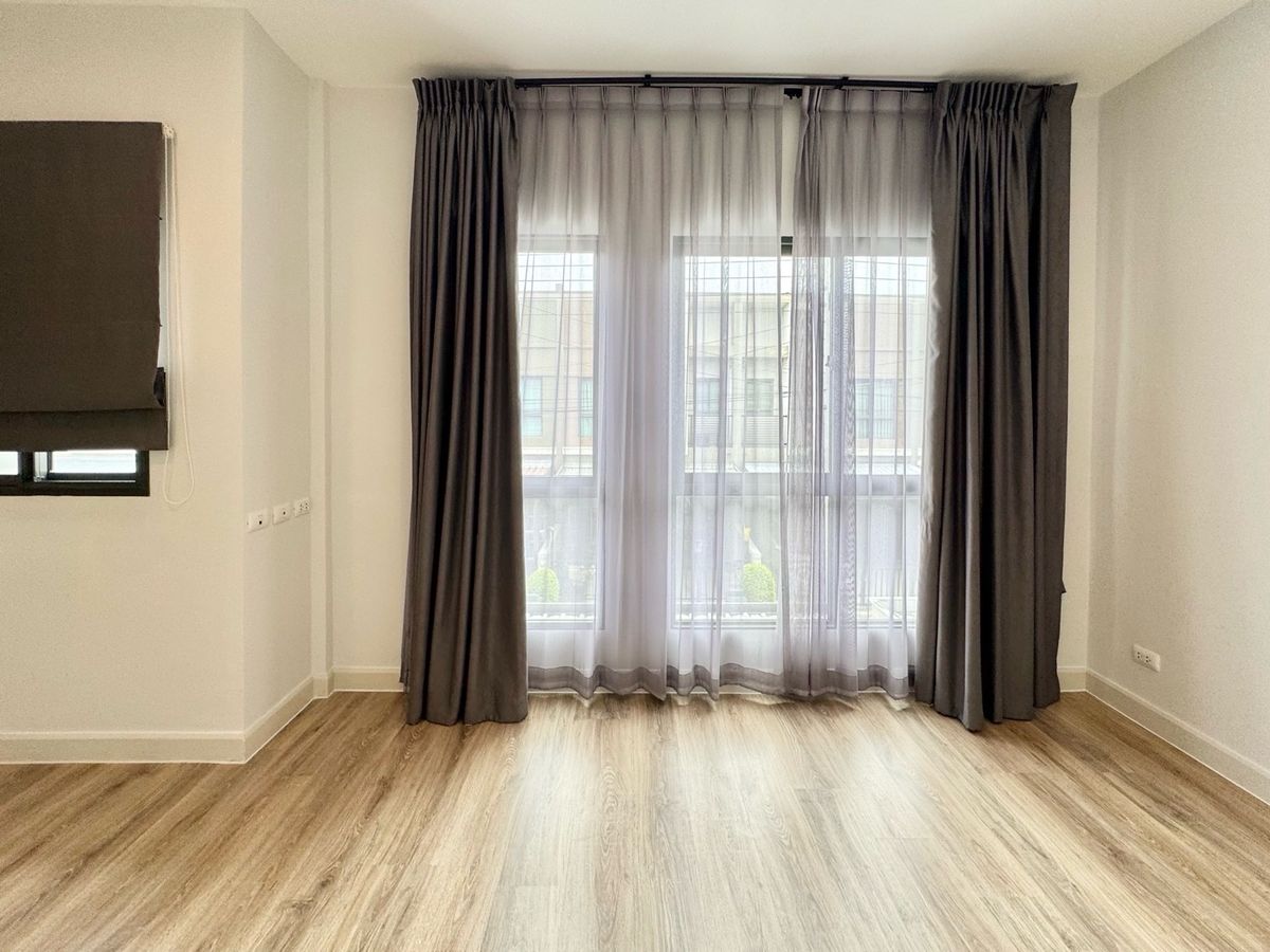 ขายทาวน์โฮมปทุมธานี รังสิต ธรรมศาสตร์ : ขาย ทาวน์โฮม 2 ชั้น หมู่บ้าน  V compound Tiwanon-Rangsit เจ้าของอยู่เองไม่เคยปล่อยเช่า เดินทางสะดวกใกล้ทางพิเศษศรีรัช ใกล้รถไฟฟ้าสายสีแดง