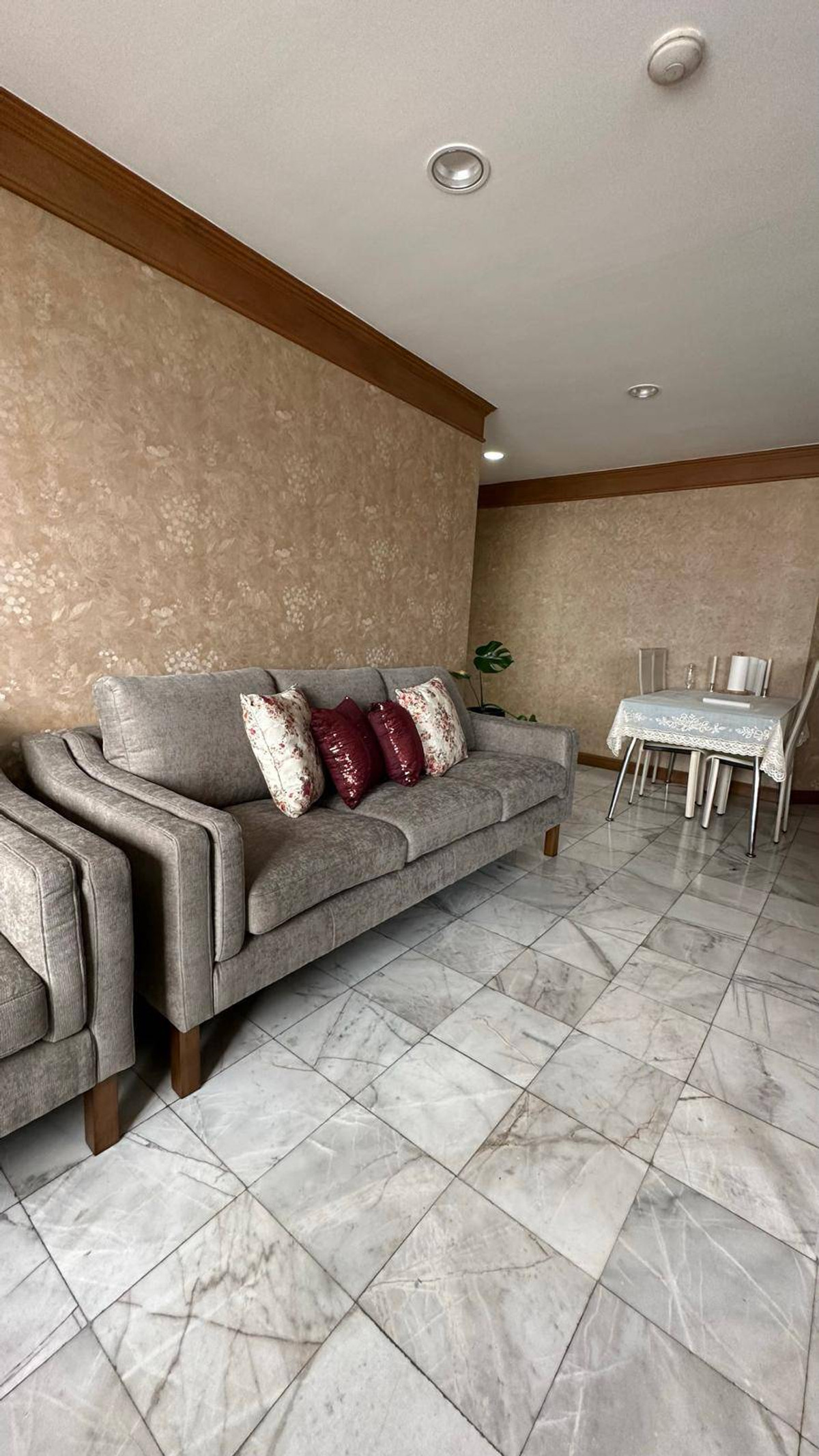 ให้เช่าคอนโดวิทยุ ชิดลม หลังสวน : - 2 ห้องนอน 2 ห้องน้ำ 1ห้องนั่งเล่น (เฟอร์นิเจอร์ครบ)
- ห้องขนาด 111.85 ตร.ม. 
- สัญญาขั้นต่ำ 6 เดือนขึ้นไป 
- มัดจำ 2 เดือน ล่วงหน้า 1 เดือน  
- ค่าเช่า 35,000 บาท/เดือน  ต่อรองได้
- ใกล้ห้างเซ็นทรัลเอ็มบาสซี่ , BTS เพลินจิต 850 เมตร