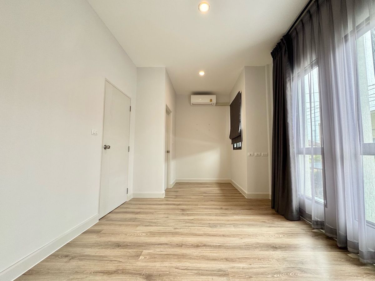 ขายทาวน์โฮมปทุมธานี รังสิต ธรรมศาสตร์ : ขาย ทาวน์โฮม 2 ชั้น หมู่บ้าน  V compound Tiwanon-Rangsit เจ้าของอยู่เองไม่เคยปล่อยเช่า เดินทางสะดวกใกล้ทางพิเศษศรีรัช ใกล้รถไฟฟ้าสายสีแดง