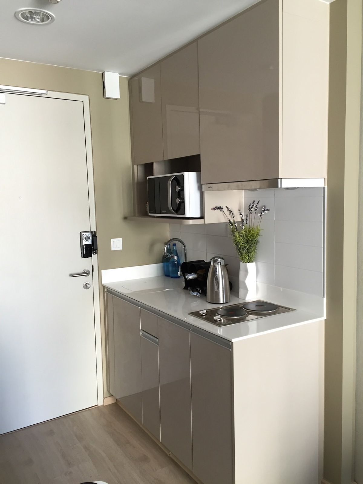 For RentCondoRatchathewi,Phayathai : Ideo Q Ratchathewi【𝐑𝐄𝐍𝐓】🔥 Fashionistas must love this room, it's chic, bright and has a great design🔥  Contact Line ID: @hacondo