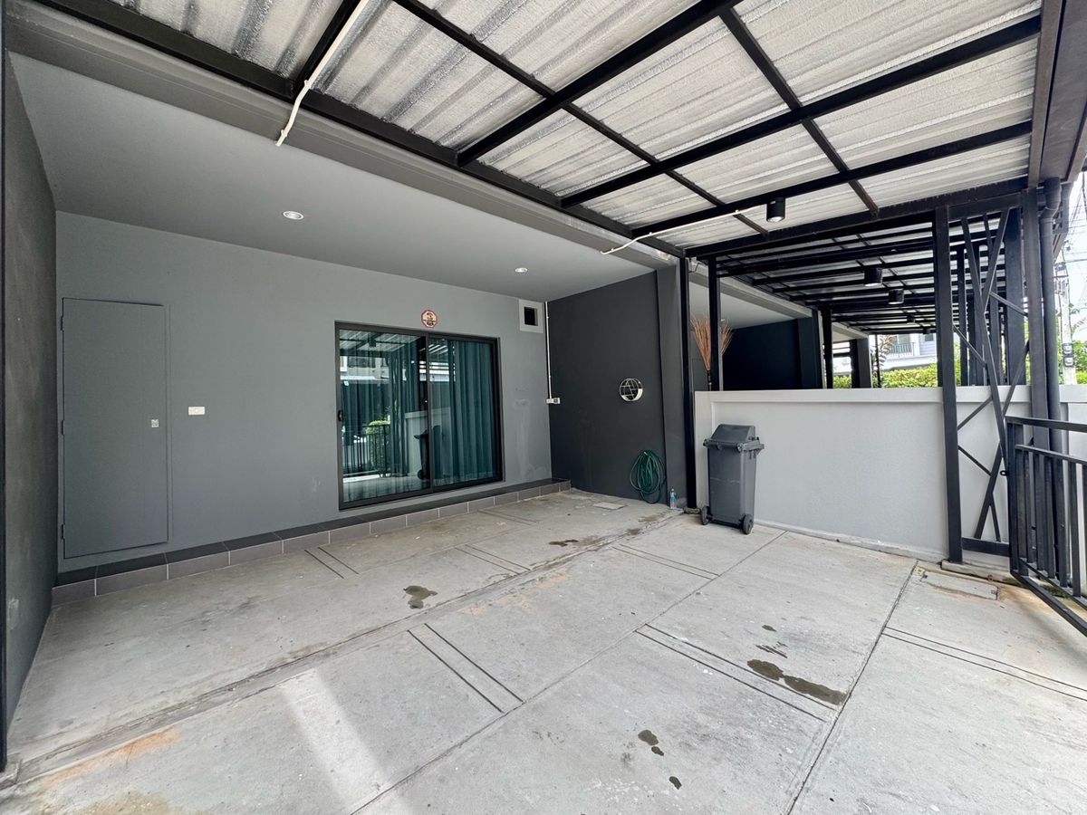 ขายทาวน์โฮมปทุมธานี รังสิต ธรรมศาสตร์ : ขาย ทาวน์โฮม 2 ชั้น หมู่บ้าน  V compound Tiwanon-Rangsit เจ้าของอยู่เองไม่เคยปล่อยเช่า เดินทางสะดวกใกล้ทางพิเศษศรีรัช ใกล้รถไฟฟ้าสายสีแดง