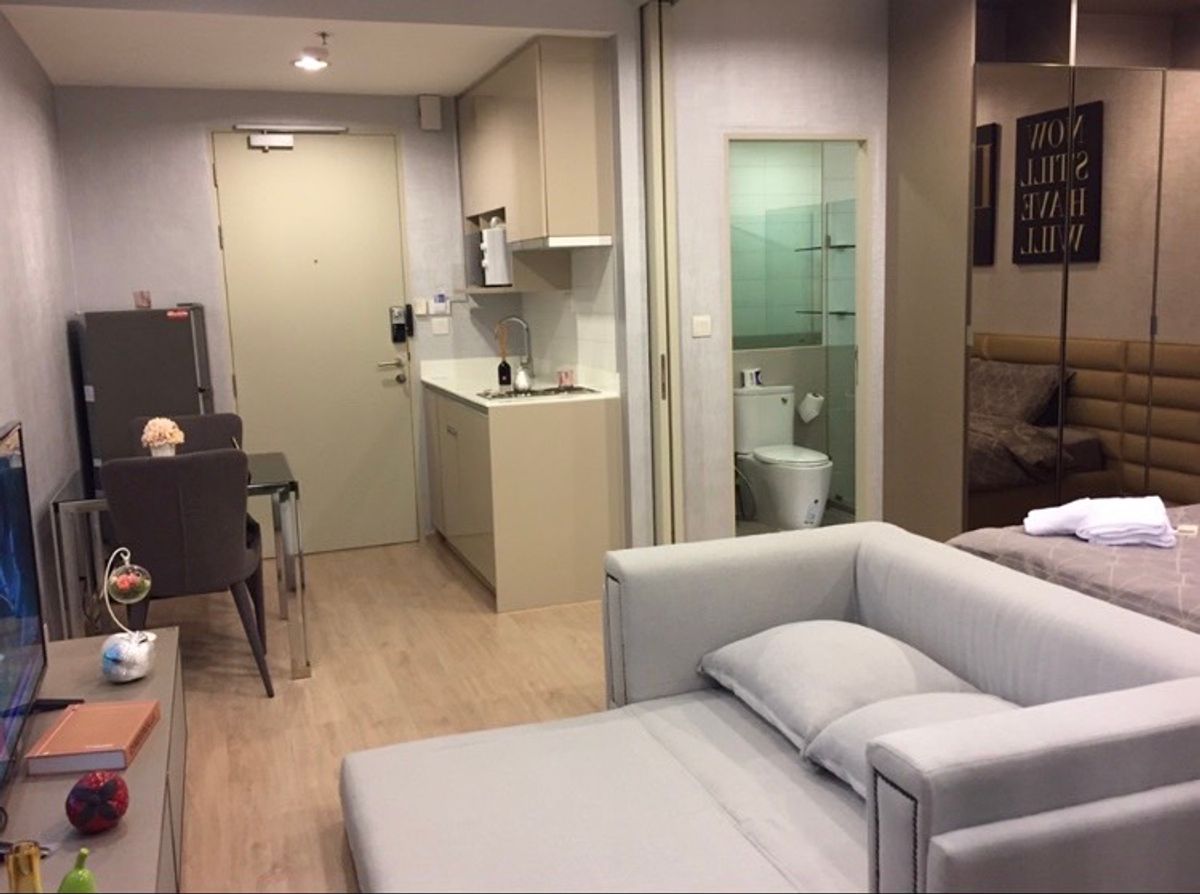 For RentCondoRatchathewi,Phayathai : Ideo Q Ratchathewi【𝐑𝐄𝐍𝐓】🔥 Fashionistas must love this room, it's chic, bright and has a great design🔥  Contact Line ID: @hacondo