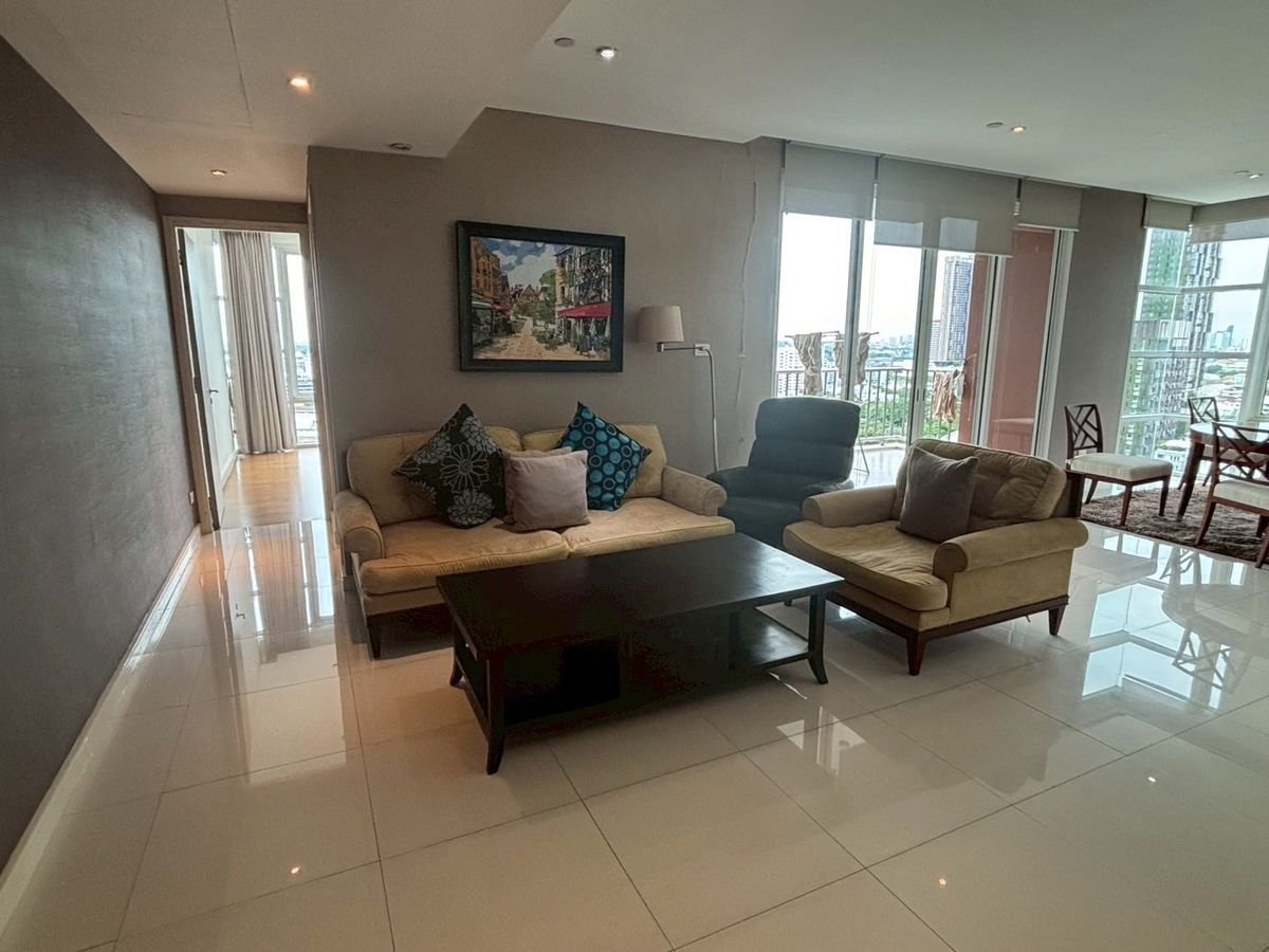 ให้เช่าคอนโดสุขุมวิท อโศก ทองหล่อ : For rent Fullerton Sukhumvit! Pet-friendly 3 Bedroom 170 sq.m fully furnished Close to BTS Ekamai 300 meter