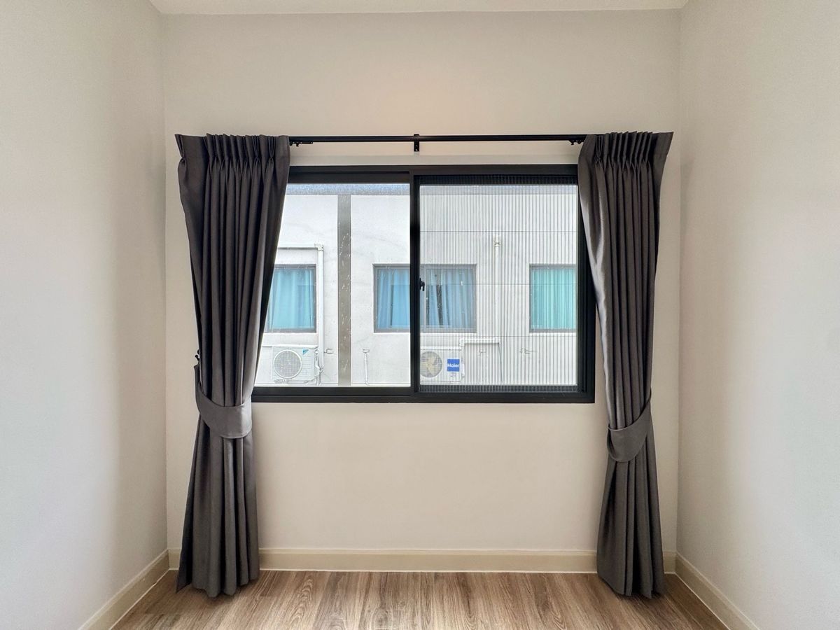 ขายทาวน์โฮมปทุมธานี รังสิต ธรรมศาสตร์ : ขาย ทาวน์โฮม 2 ชั้น หมู่บ้าน  V compound Tiwanon-Rangsit เจ้าของอยู่เองไม่เคยปล่อยเช่า เดินทางสะดวกใกล้ทางพิเศษศรีรัช ใกล้รถไฟฟ้าสายสีแดง