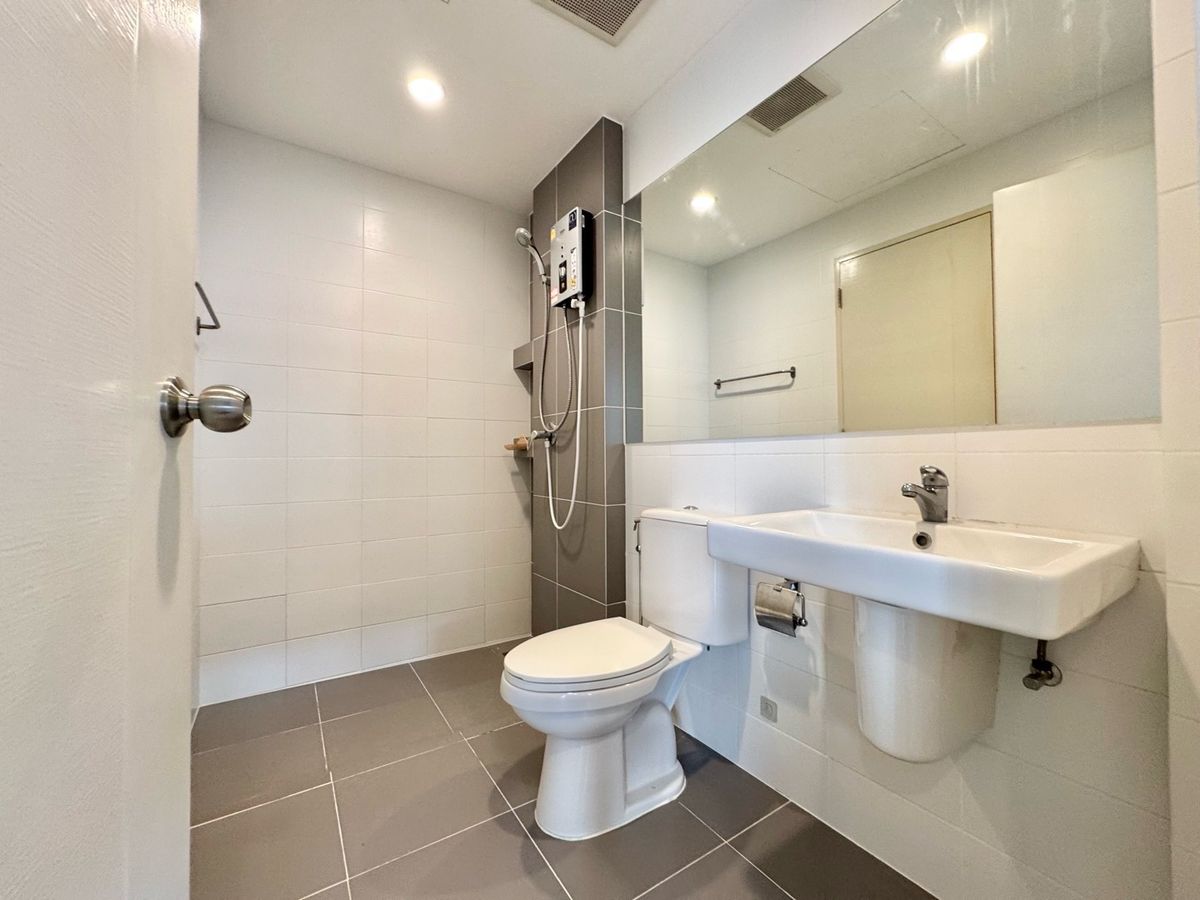 ขายทาวน์โฮมปทุมธานี รังสิต ธรรมศาสตร์ : ขาย ทาวน์โฮม 2 ชั้น หมู่บ้าน  V compound Tiwanon-Rangsit เจ้าของอยู่เองไม่เคยปล่อยเช่า เดินทางสะดวกใกล้ทางพิเศษศรีรัช ใกล้รถไฟฟ้าสายสีแดง