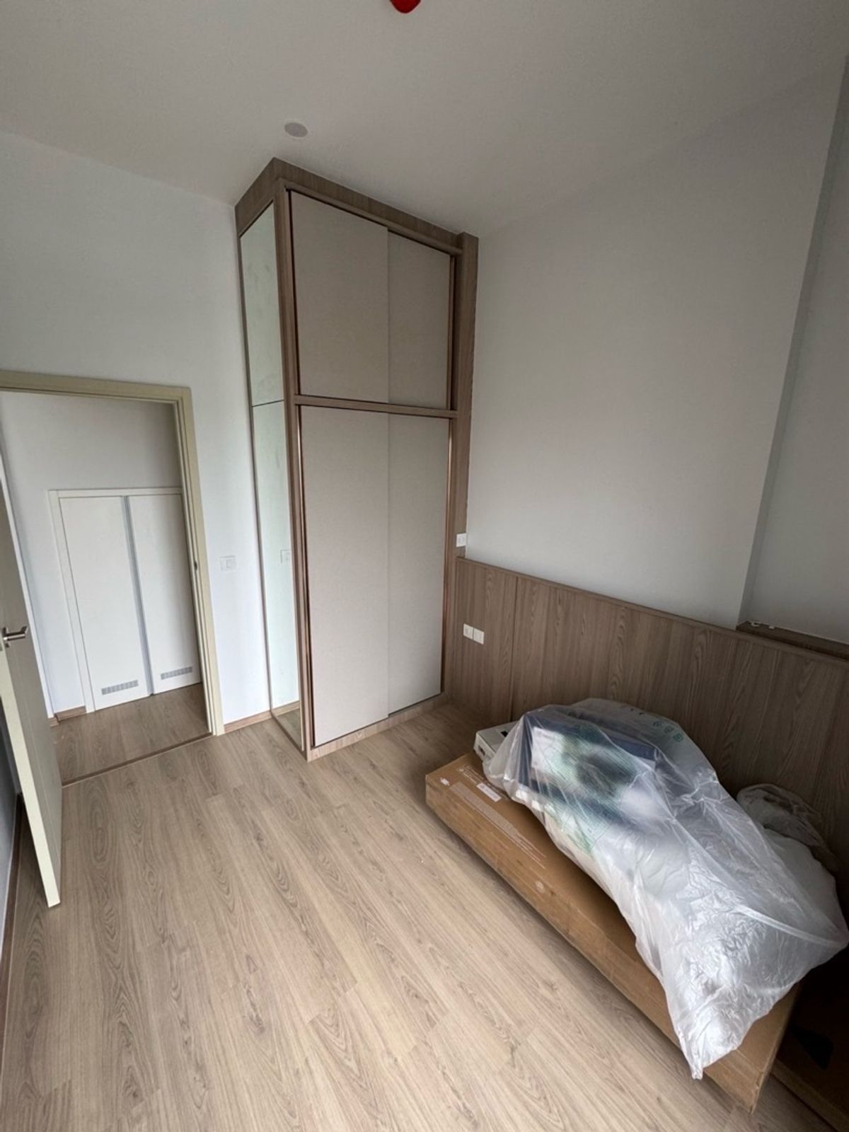 ให้เช่าคอนโดคลองเตย กล้วยน้ำไท : ให้เช่าห้อง Vertiplex 2 ชั้น @ Life Rama 4 - Asoke ชั้น 33 | วิวบางกระเจ้า | เฟอร์ครบ | เพดานสูง โล่ง โปร่ง 2 ห้องนอน 1 ห้องน้ำ ขนาด 52 ตร.ม. | Duplex เพดานสูง