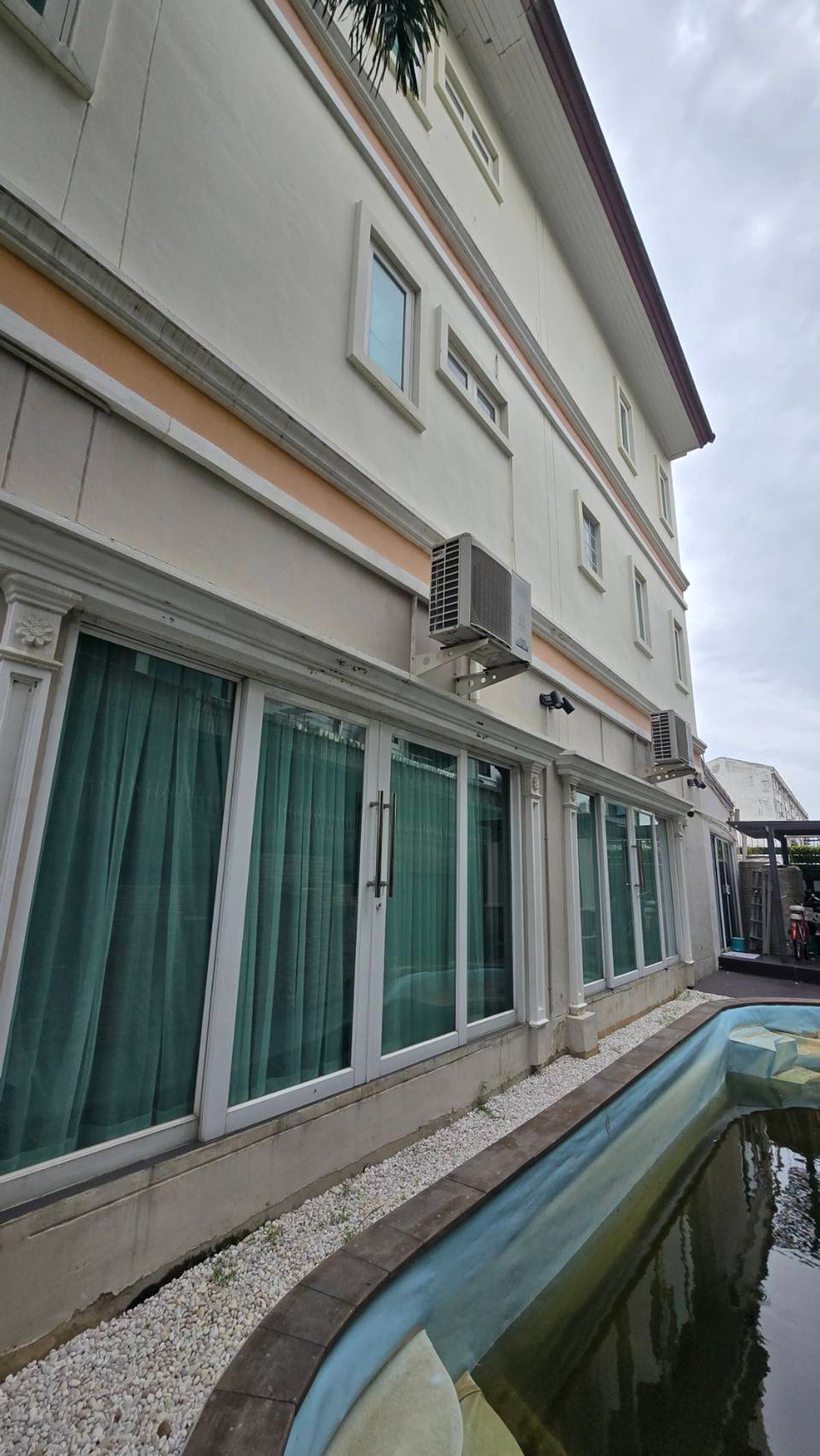 ขายทาวน์โฮมลาดกระบัง สุวรรณภูมิ : หมู่บ้านสิตานัน สุวรรณภูมิ ทาวน์โฮม 3 ชั้น หลังมุม  จำนวนชั้น 3 ชั้น  ขนาด 47.6 ตารางวา