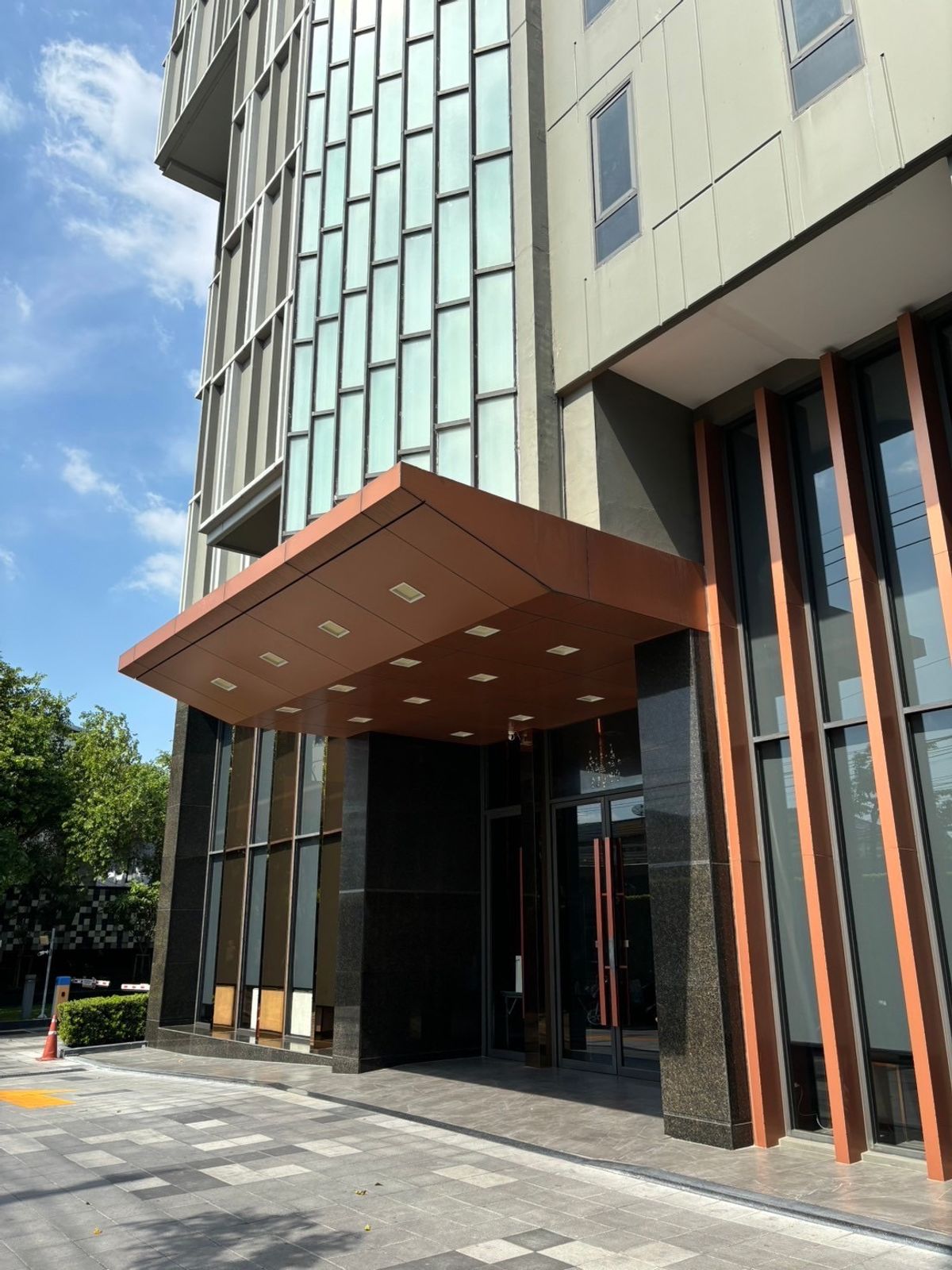 OfficePinklao, Charansanitwong : Condo Ebano Ratchawithi, the ground floor, 28 sqm. There is a bathroom. To make a convenient parking office