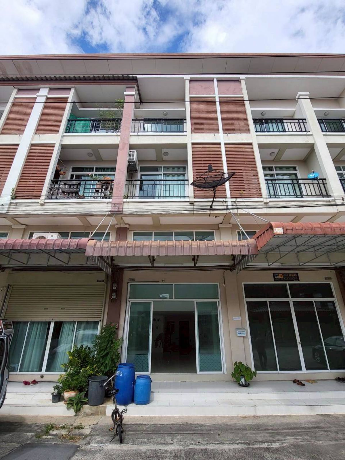 ขายอาคารพาณิชย์สมุทรปราการ สำโรง : ขายตึกแถว 3 ชั้นครึ่ง ทรัพย์รุ่งเรืองซิตี้ บางปู ถูกที่สุดในโครงการ 247 ตร.ม. 16.3 ตรว. 4 นอน 3 น้ำ ขาย 2,000,000