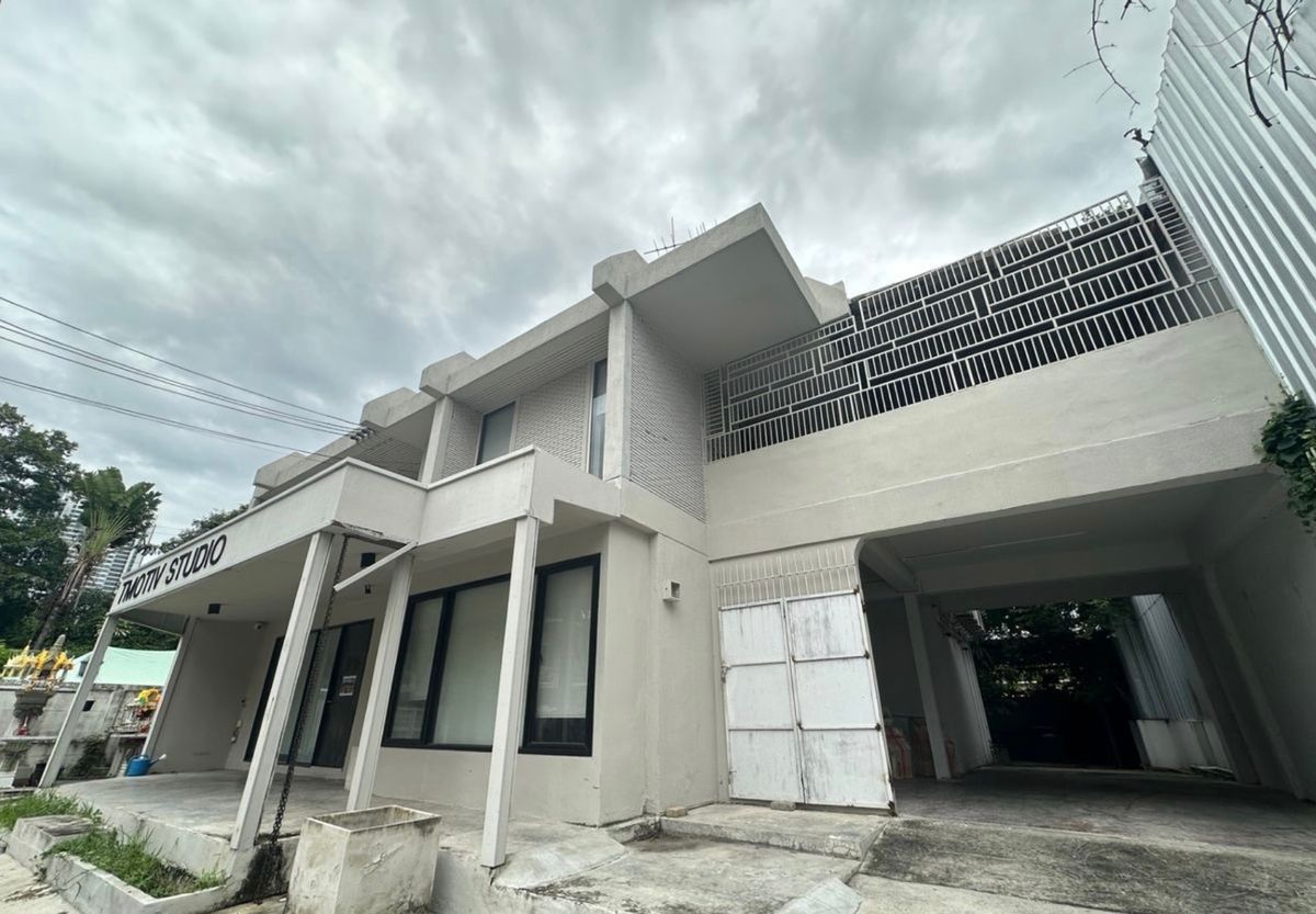 For RentHouseLadprao, Central Ladprao : Rental 2 -storey office building in Soi Lat Phrao Can go in immediately Interested in Atline@841QLNR