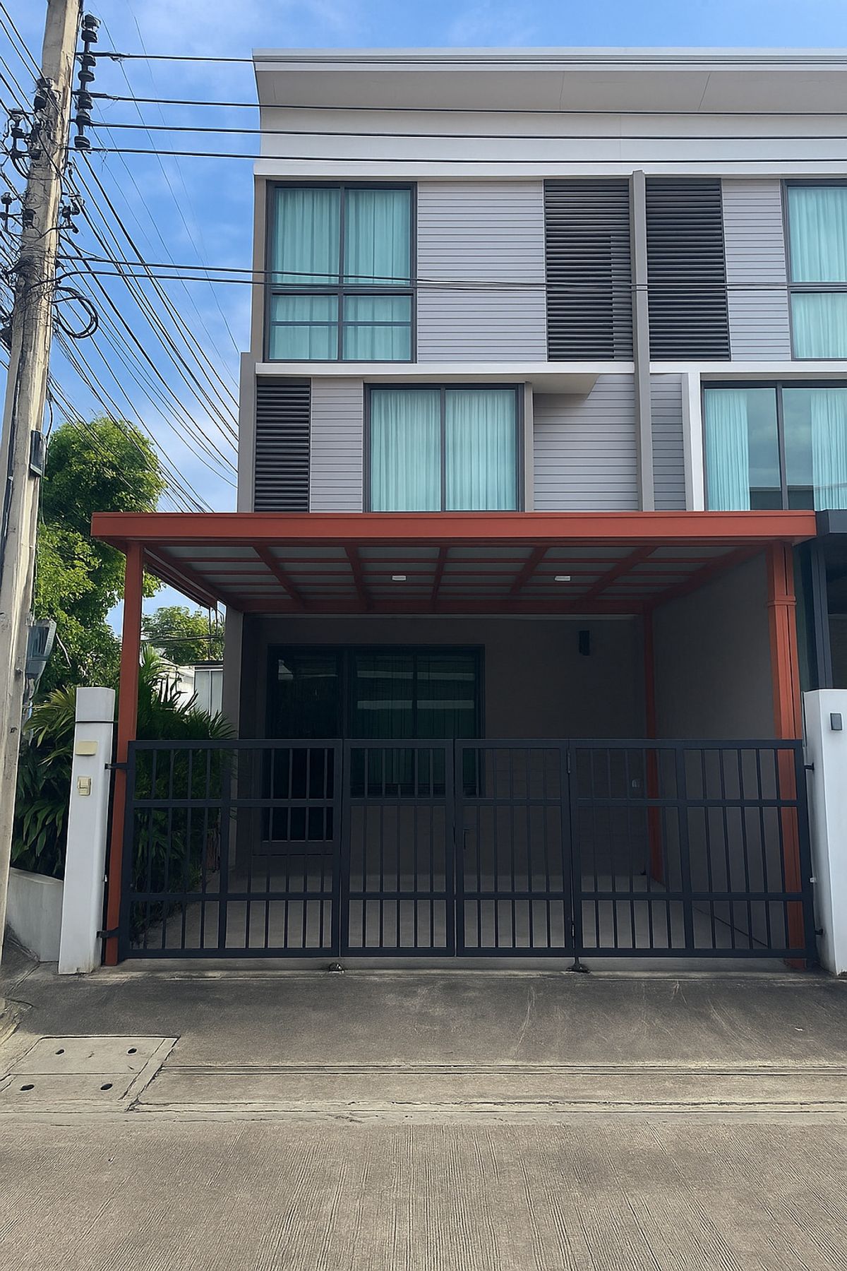ขายทาวน์โฮมลาดกระบัง สุวรรณภูมิ : คุ้มมากก Patio ลาดกระบัง มอเตอร์เวย์ ทาวน์เฮ้าส์สวย 3 ชั้น ขนาดพื้นที่ 24.1 ตร.ว. (หลังมุม) พื้นที่ใช้สอย 161 ตร.ม.