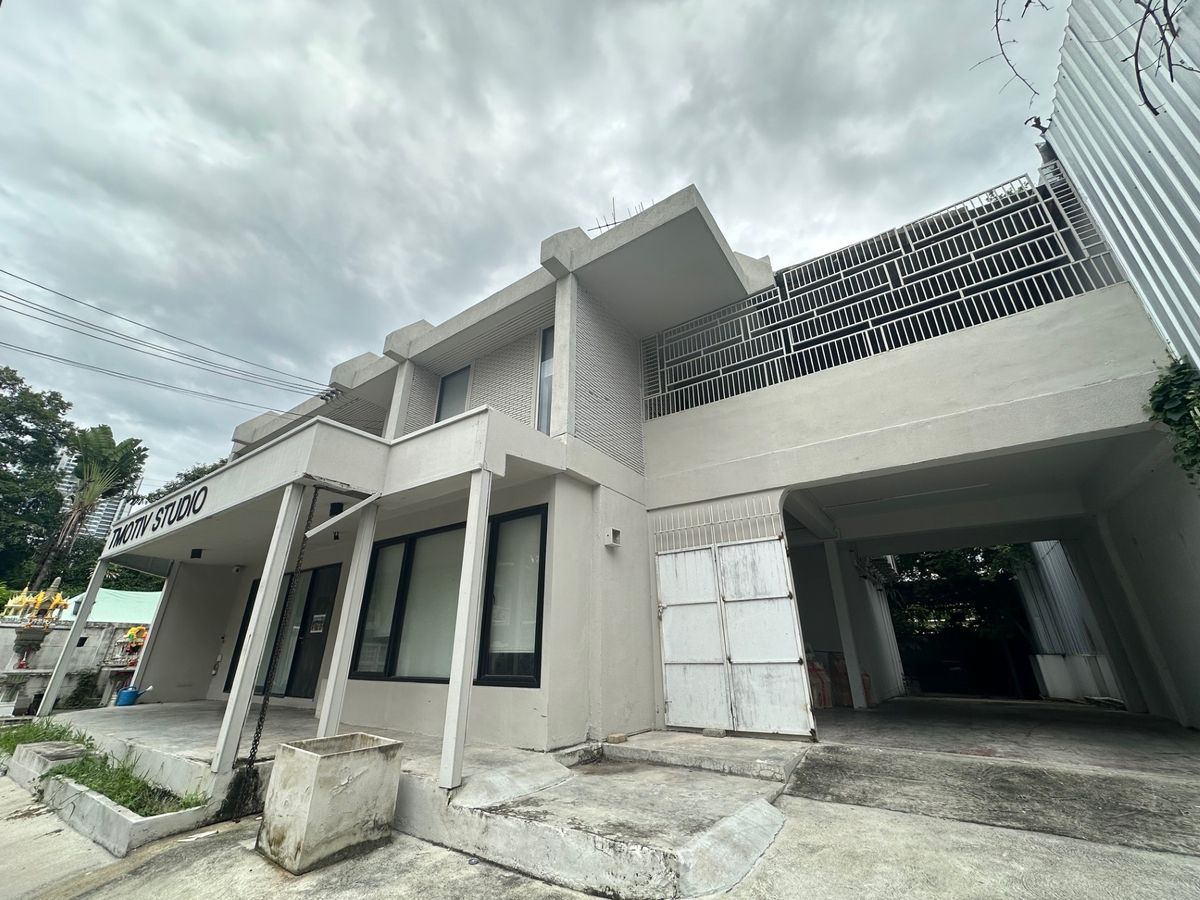 For RentOfficeLadprao, Central Ladprao : 2 -storey office building for rent in Soi Lat Phrao 5 40,000 baht per month.