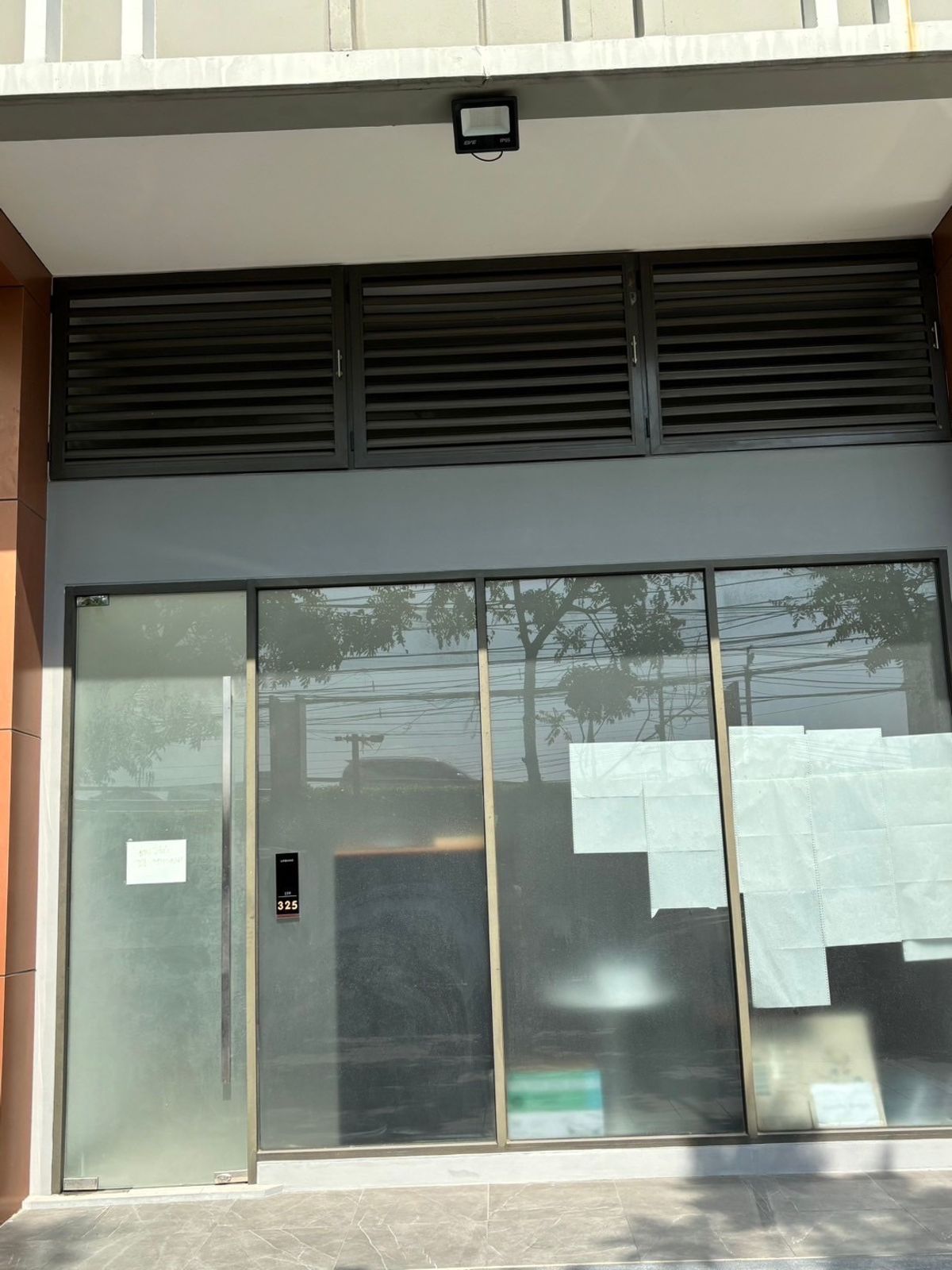 สำนักงานปิ่นเกล้า จรัญสนิทวงศ์ : คอนโดเออบาโน ราชวิถี ห้องชั้นล่าง 28 ตรม มีห้องน้ำในตัว เพื่อทำออฟฟิศ จอดรถสะดวก 